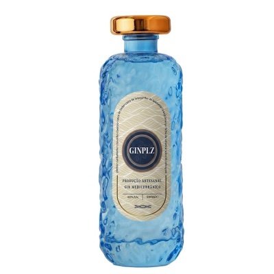 Garrafa azul texturada de gin com rótulo oval e tampa dourada