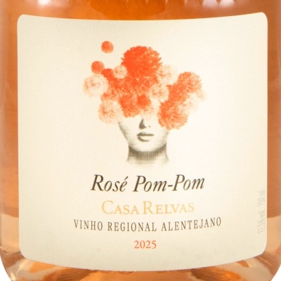 Rótulo de vinho rosé Casa Relvas com design de cabeça e flores cor de rosa