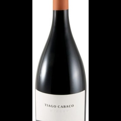 Garrafa de vinho tinto Tiago Cabaco Vinhas Velhas Reserva com rótulo branco e detalhe laranja