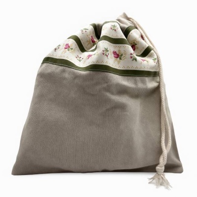 saco de tecido bege com padrão floral e cordão branco