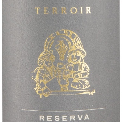 Rótulo de vinho cinzento com texto NASCEDIOS TERROIR RESERVA VINHO REGIONAL ALENTEJANO TINTO | RED 2021 e ilustração dourada