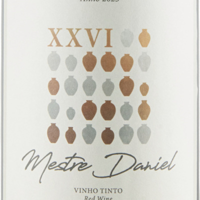 Etiqueta de vinho tinto Mestre Daniel 2023 com desenhos de talhas coloridas e texto em português