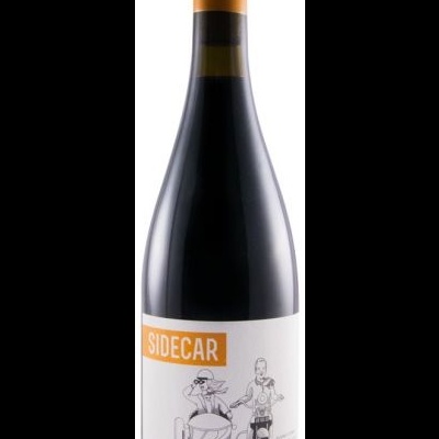 Garrafa de vinho tinto com rótulo SIDE-CAR e ilustração de moto com sidecar.