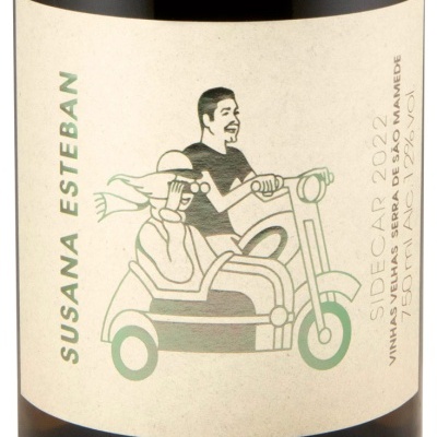 Rótulo de vinho com desenho de duas pessoas numa moto sidecar e texto informativo.
