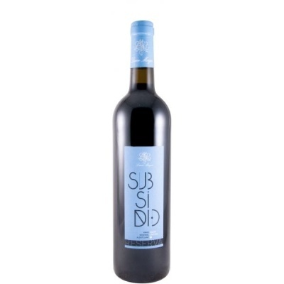 Garrafa de vinho tinto com rótulo azul claro e tampa azul