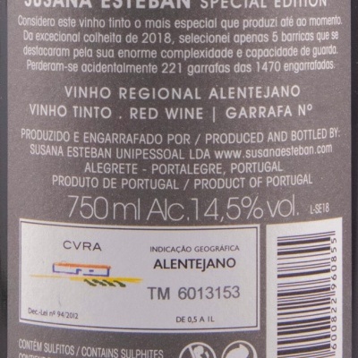 Etiqueta traseira de vinho tinto SUSANA ESTEBAN com informações detalhadas sobre produção e teor alcoólico