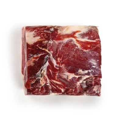 Pedaço de carne curada com texturas marmoreadas em tons de vermelho, roxo e branco