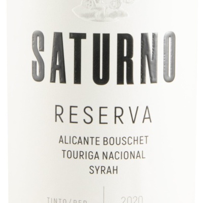 Rótulo branco garrafa vinho Saturno Reserva texto preto em relevo