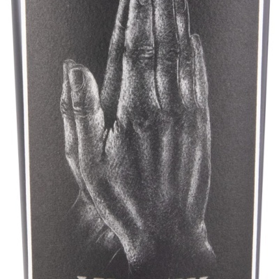 Rótulo preto e branco com mãos em oração e texto MMXIII e RELIGIOSAMENTE GUARDADO