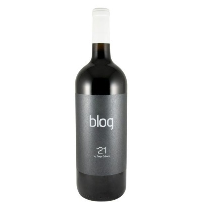 Garrafa de vinho tinto com rótulo cinza escuro e texto branco