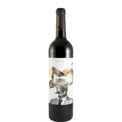 Garrafa de vinho tinto com rótulo branco e figura artística de homem com cabeça de touro