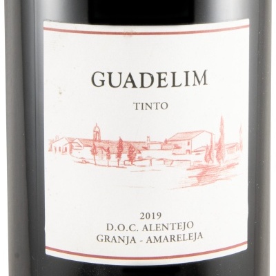 Garrafa de vinho tinto com rótulo branco e texto e ilustração em vermelho