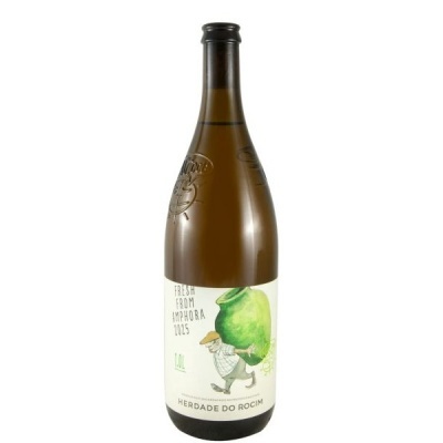 Garrafa de vinho com rótulo ilustrado e texto