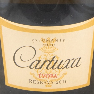 Garrafas de espumante Cartuxa Évora Reserva 2016 com rótulo dourado e creme