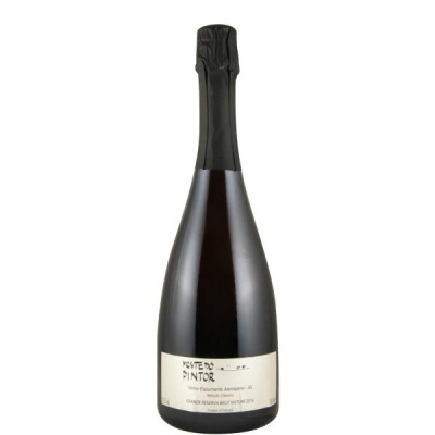 Garrafas de vinho espumante Monte do Pintor com rótulo branco e texto preto