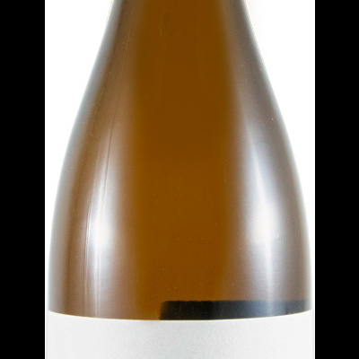 Garrafa de vinho com rótulo branco e texto NATUS, vidro castanho claro