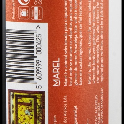 Etiqueta de vinho com texto sobre origem e características do vinho, QR code e código de barras
