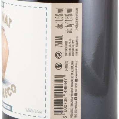 Garrafa de vinho branco com rótulo com texto em português e informações de volume e teor alcoólico
