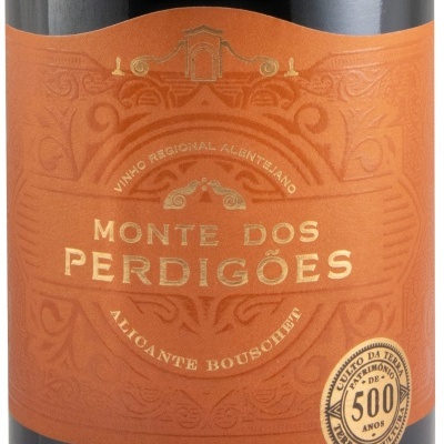 Etiqueta laranja de vinho Monte dos Perdigões com texto dourado e selo de 500 anos