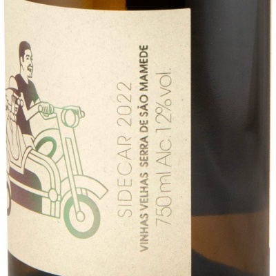 Etiqueta de garrafa de vinho com ilustração de homem numa motocicleta e texto informativo