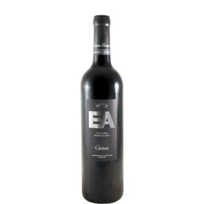 Garrafa de vinho tinto EA Reserva 2015 com rótulo preto e letras prata