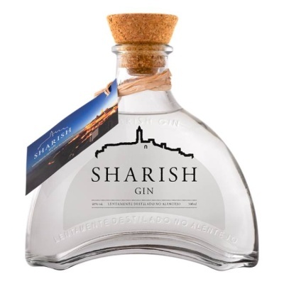 Garrafa de gin Sharish com tampa de cortiça e etiqueta azul pendurada.