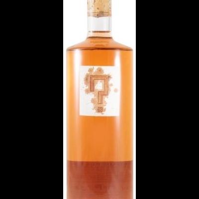 Garrafa de vinho rosé com rolha e rótulo branco com ponto de interrogação