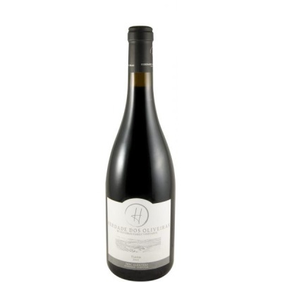 Garrafa de vinho tinto Herdade dos Oliveiras com rótulo branco e cápsula preta