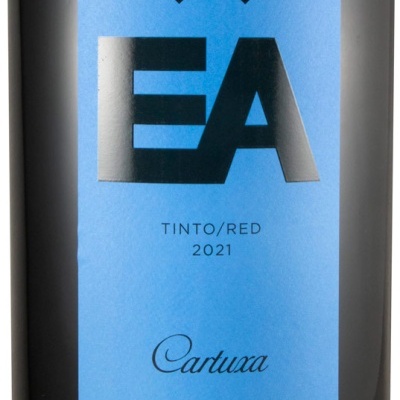 Rótulo azul em garrafa de vinho tinto com texto EA e detalhes do vinho.