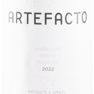 Garrafa de vinho branco com rótulo branco e texto preto Artefacto 2022