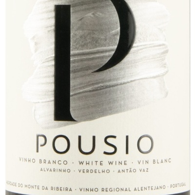 Rótulo de vinho branco Pousio com letras grandes L e D e texto informativo em português e inglês.