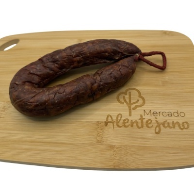Chouriço escuro curado numa tábua de madeira com gravação Mercado Alentejano