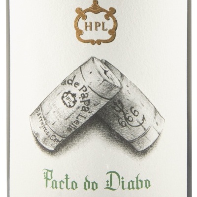 Rótulo de garrafa com rolhas cruzadas e texto Pacto do Diabo.