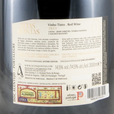 Rótulo de vinho tinto Altas Quintas 2023 com texto em português e inglês e selo DOC Alentejo