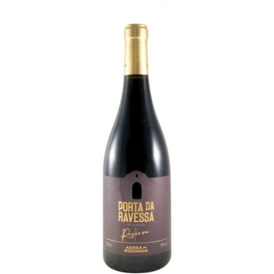 Garrafa de vinho tinto com rótulo castanho escuro e texto dourado