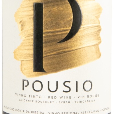 Rótulo de vinho tinto Pousio Selection com design branco e dourado.