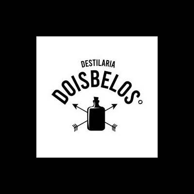Logotipo preto e branco da Destilaria Doisbelos com garrafa e setas cruzadas