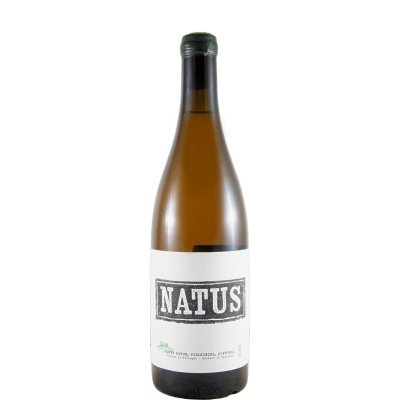 Garrafa de vinho branco com rótulo branco a dizer NATUS e informações de origem.