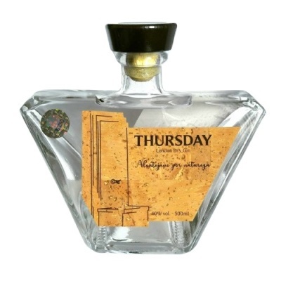 Garrafa de gin transparente com rótulo amarelo e tampa preta