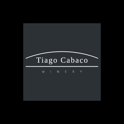Logótipo Tiago Cabaço WINERY em fundo cinzento-escuro