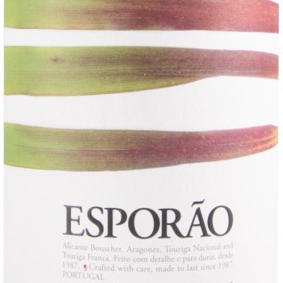 Rótulo de vinho Esporão com folhas desenhadas e textos diversos.