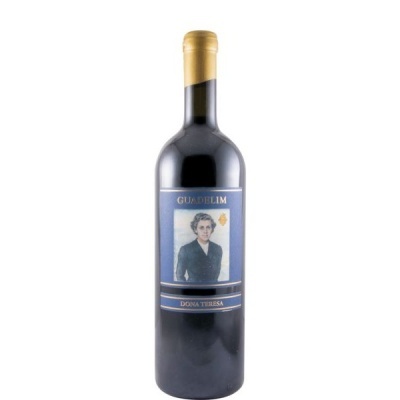 Garrafa de vinho Guadelim Doña Teresa com rótulo azul e imagem de mulher