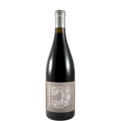 Garrafa de vinho tinto Susana Esteban com rótulo castanho claro e tampa prateada