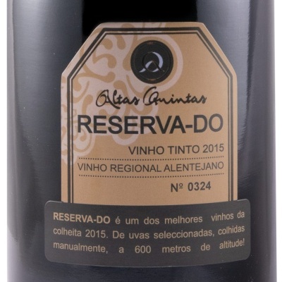 Garrafa de vinho tinto com rótulo castanho e texto preto