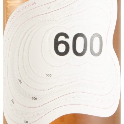 Garrafa com líquido âmbar e etiqueta branca com número 600 e texto VINHOS DE ALTITUDE