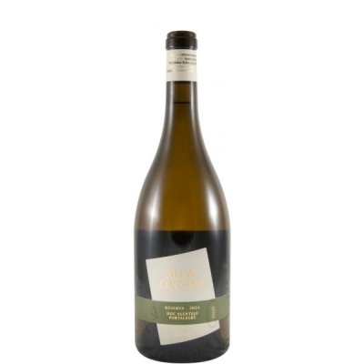 Garrafa de vinho branco com rótulo branco inclinado e faixa verde no meio