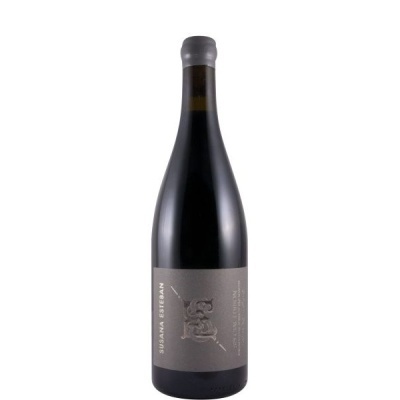 Garrafa de vinho tinto Susana Esteban com rótulo cinzento escuro