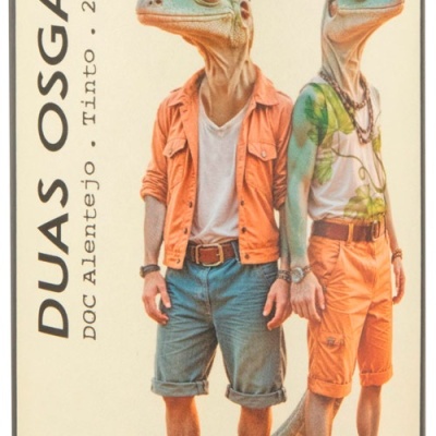 Etiqueta de vinho com duas figuras humanas corpo inteiro com cabeças de lagarto em roupa casual colorida
