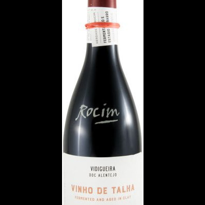 Garrafa de vinho tinto com rótulo branco e cápsula vermelha