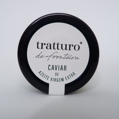 Frasco preto com etiqueta branca de caviar de azeite virgem extra